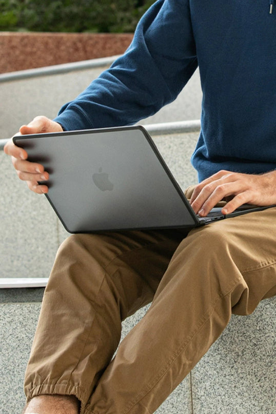 Macbook Air 13 (2022) Venture Hybrid Macbook Kapak 4